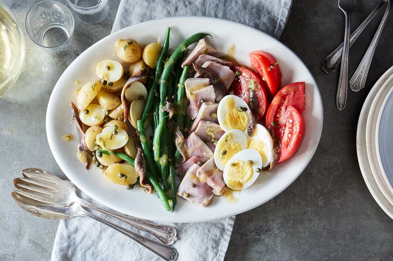 1272a0d5-e253-4b5e-b2c9-918f9385f833-2016-0816_how-to-make-a-nicoise-salad_linda-xiao_352
